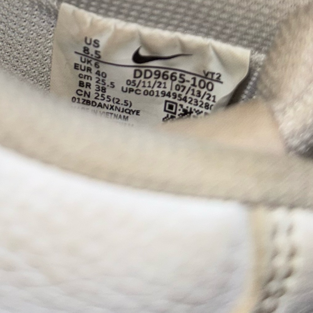 Nike women’s Court Vision Low sneakers in white with a leopard‎ print swoosh - Picture 6 of 6